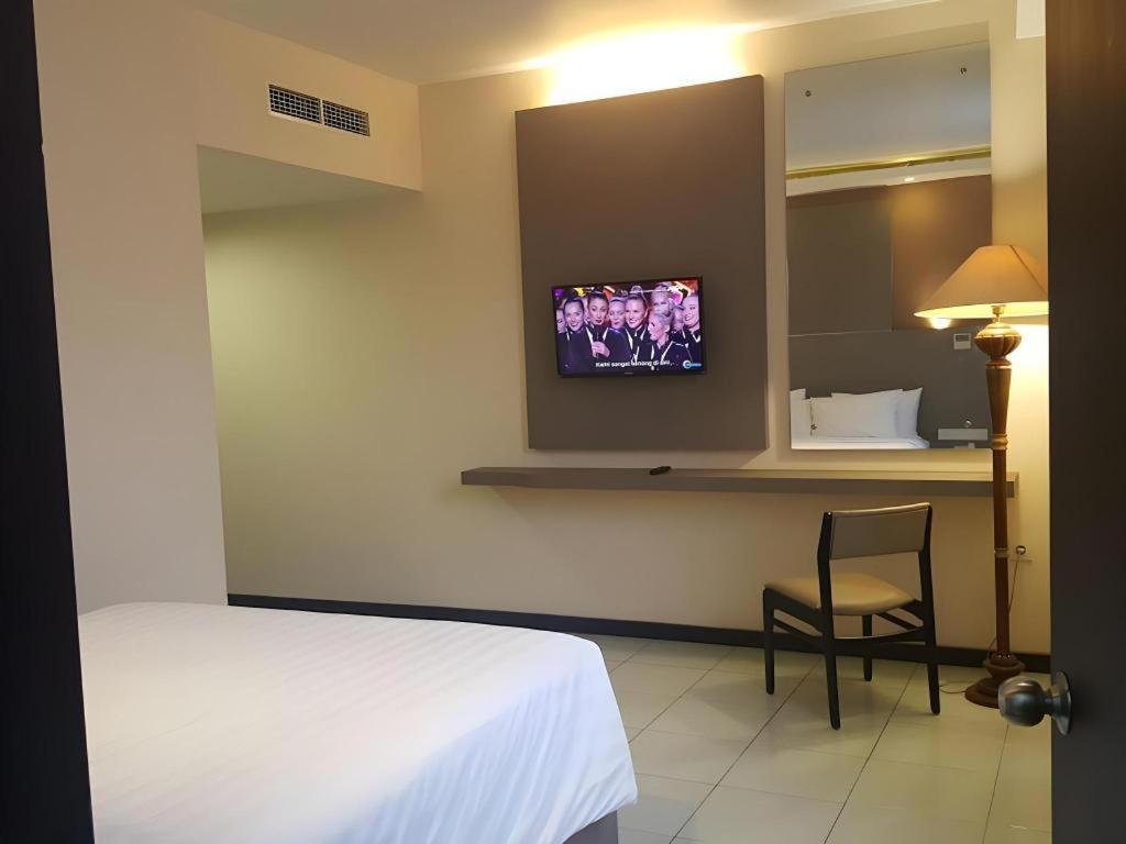 Kharisma Hotel Madiun Ngoại thất bức ảnh
